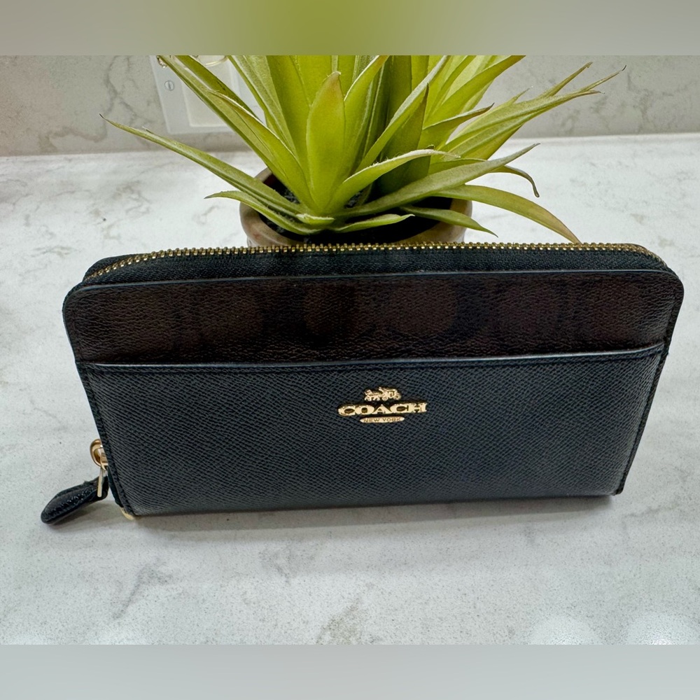 Coach Accordion Black Zip-Around Wallet !!!